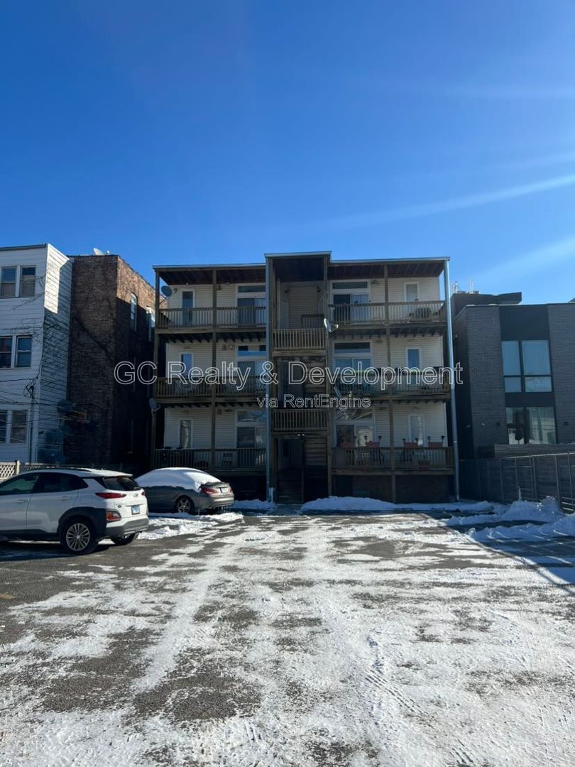 *** 3 BDRM - 2 BTH / 1500+ SQFT / IN UNIT LAUNDRY / ASSIGNED PARKING / NATURAL LIGHT THROUGHOUT *** property image