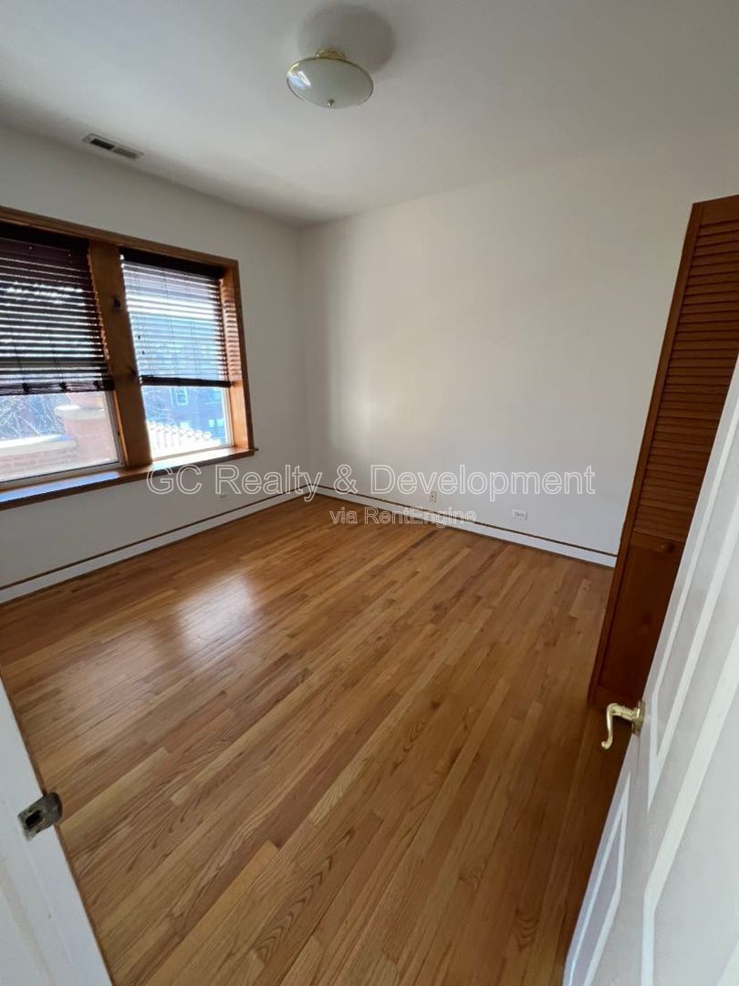*** 3 BDRM - 2 BTH / 1500+ SQFT / IN UNIT LAUNDRY / ASSIGNED PARKING / NATURAL LIGHT THROUGHOUT *** property image
