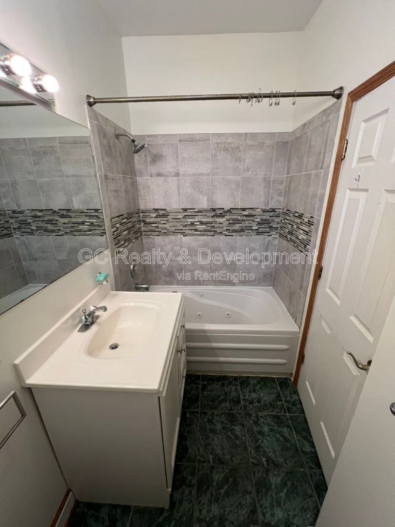 *** 3 BDRM - 2 BTH / 1500+ SQFT / IN UNIT LAUNDRY / ASSIGNED PARKING / NATURAL LIGHT THROUGHOUT *** property image