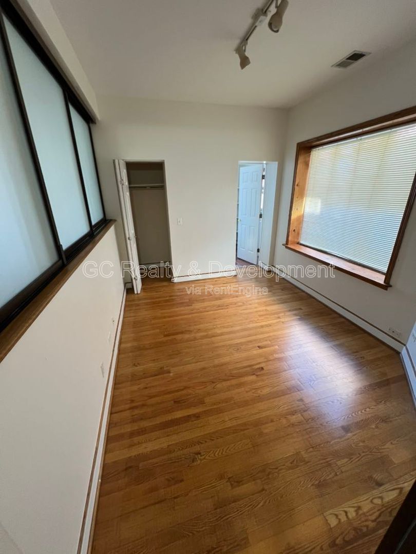 *** 3 BDRM - 2 BTH / 1500+ SQFT / IN UNIT LAUNDRY / ASSIGNED PARKING / NATURAL LIGHT THROUGHOUT *** property image