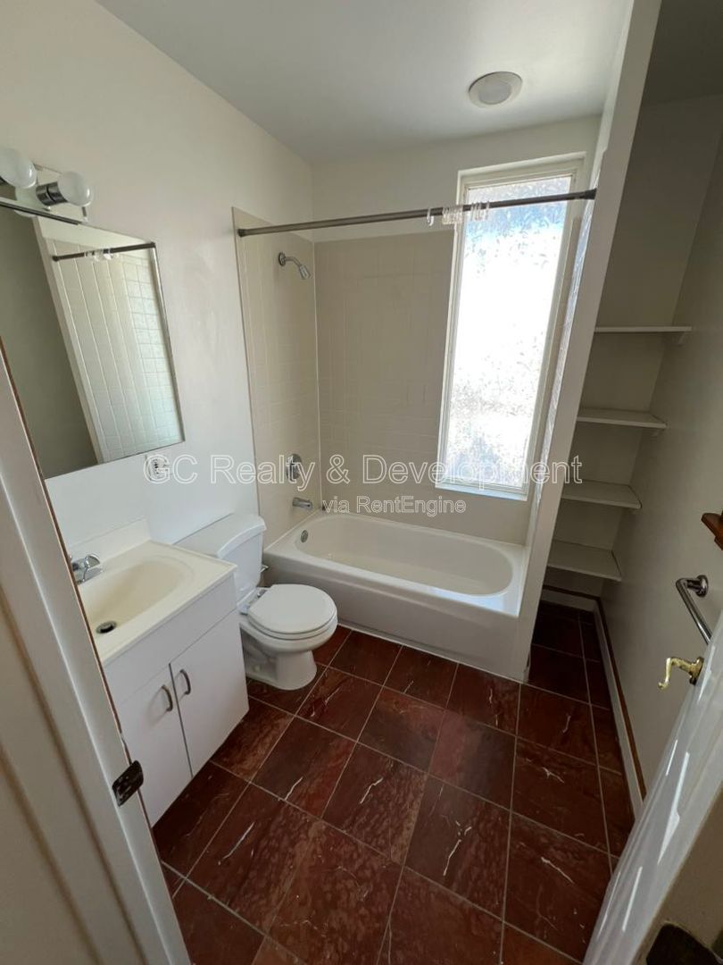 *** 3 BDRM - 2 BTH / 1500+ SQFT / IN UNIT LAUNDRY / ASSIGNED PARKING / NATURAL LIGHT THROUGHOUT *** property image