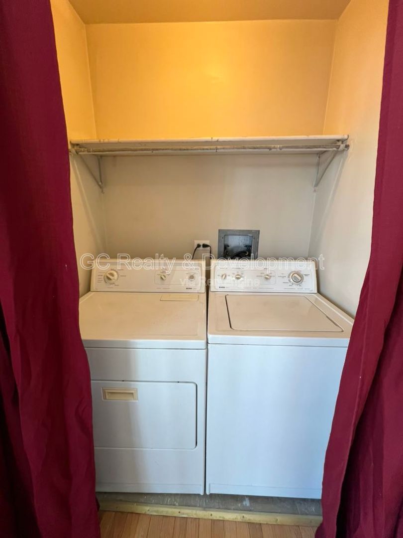 *** 3 BDRM - 2 BTH / 1500+ SQFT / IN UNIT LAUNDRY / ASSIGNED PARKING / NATURAL LIGHT THROUGHOUT *** property image