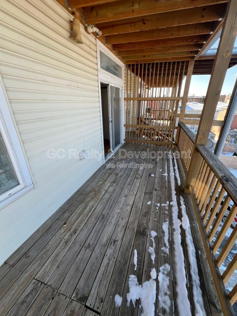 *** 3 BDRM - 2 BTH / 1500+ SQFT / IN UNIT LAUNDRY / ASSIGNED PARKING / NATURAL LIGHT THROUGHOUT *** property image