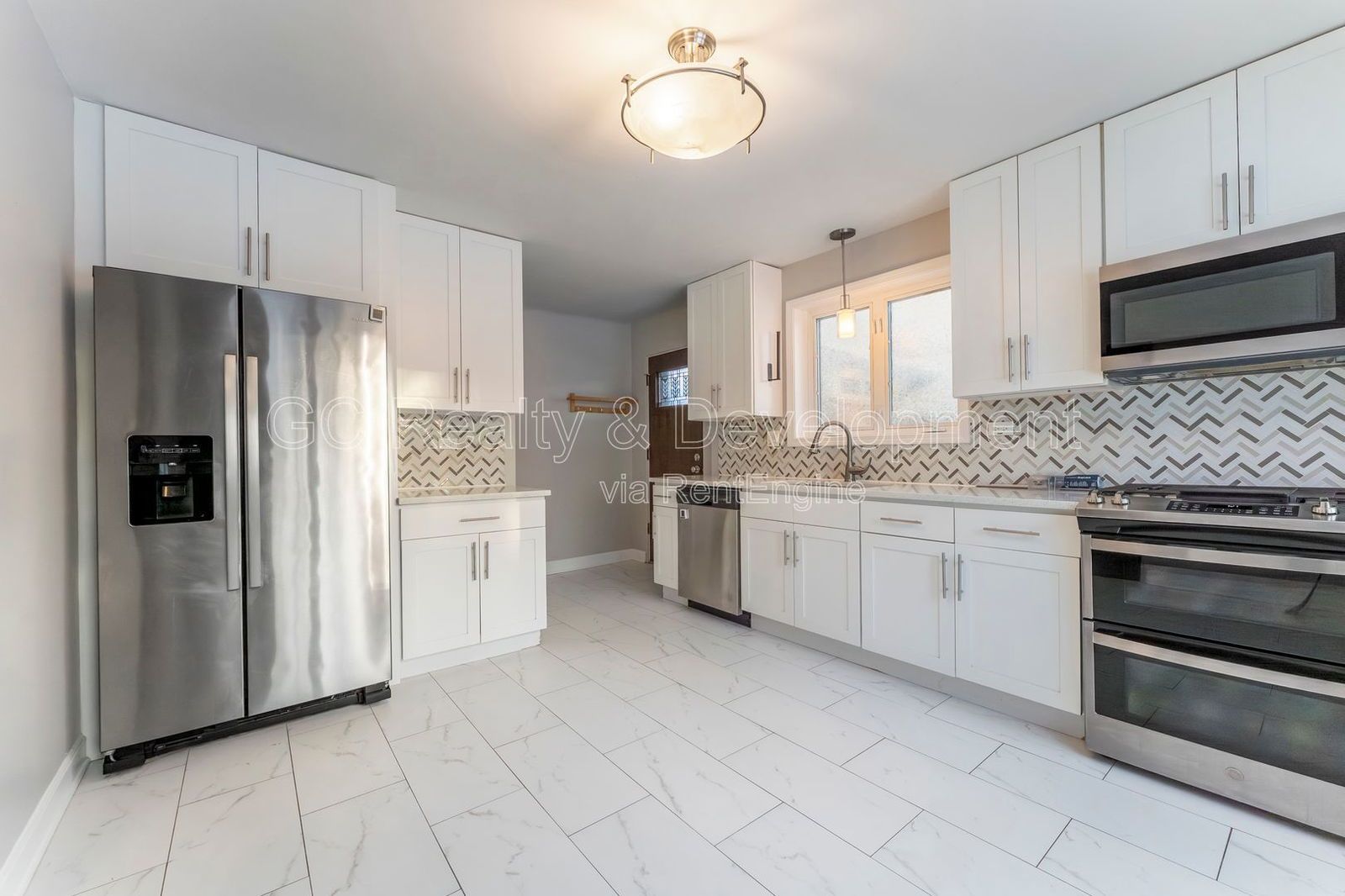 *** 3 BDRM - 2 BTH / RECENTLY UPDATED / IN UNIT LAUNDRY / FINISHED BASEMENT / BIG YARD W GAZEBO *** property image