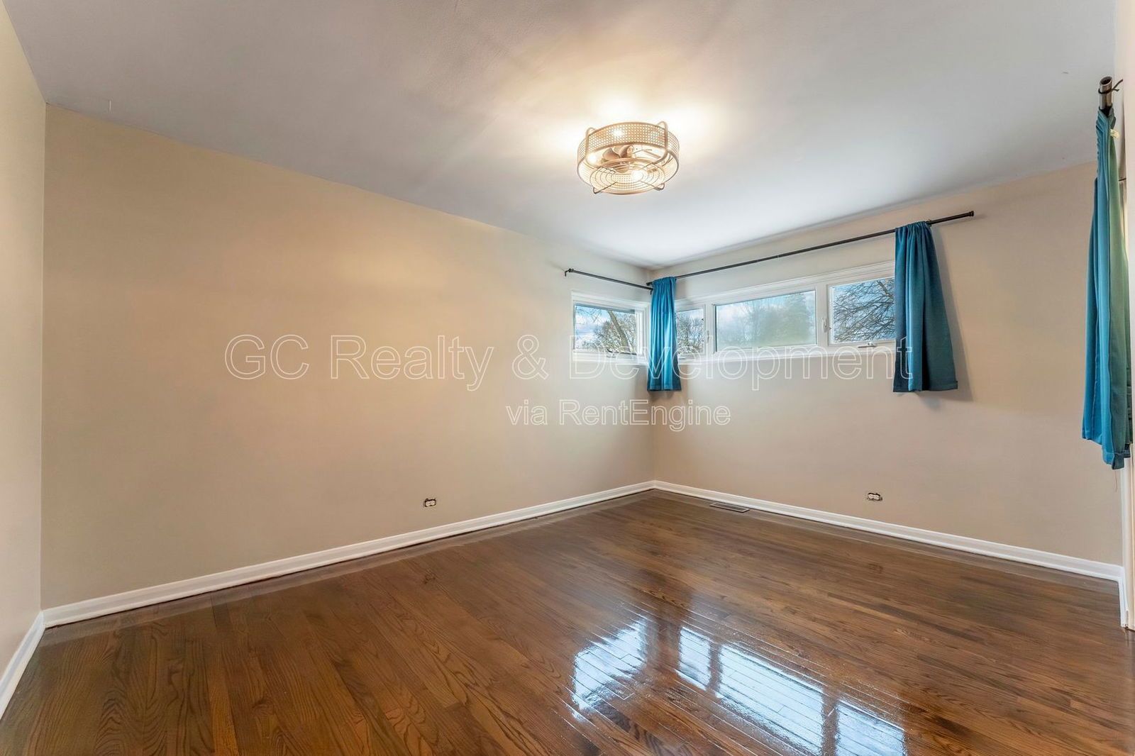 *** 3 BDRM - 2 BTH / RECENTLY UPDATED / IN UNIT LAUNDRY / FINISHED BASEMENT / BIG YARD W GAZEBO *** property image