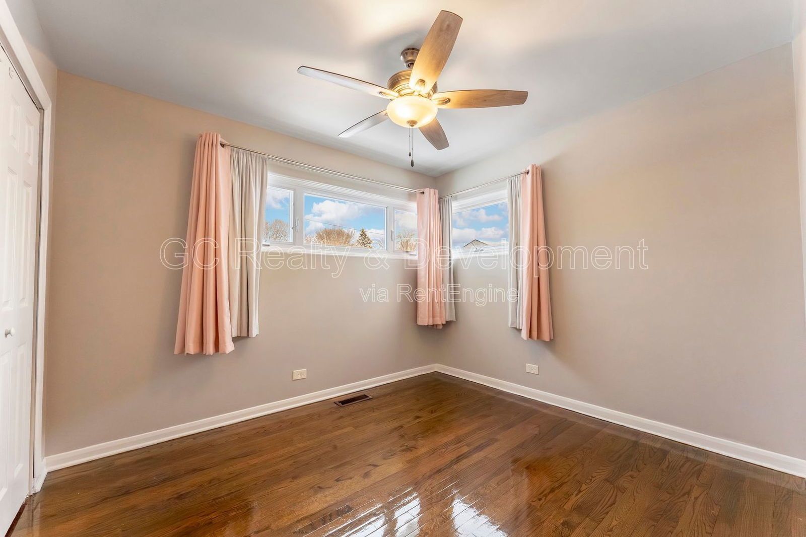 *** 3 BDRM - 2 BTH / RECENTLY UPDATED / IN UNIT LAUNDRY / FINISHED BASEMENT / BIG YARD W GAZEBO *** property image