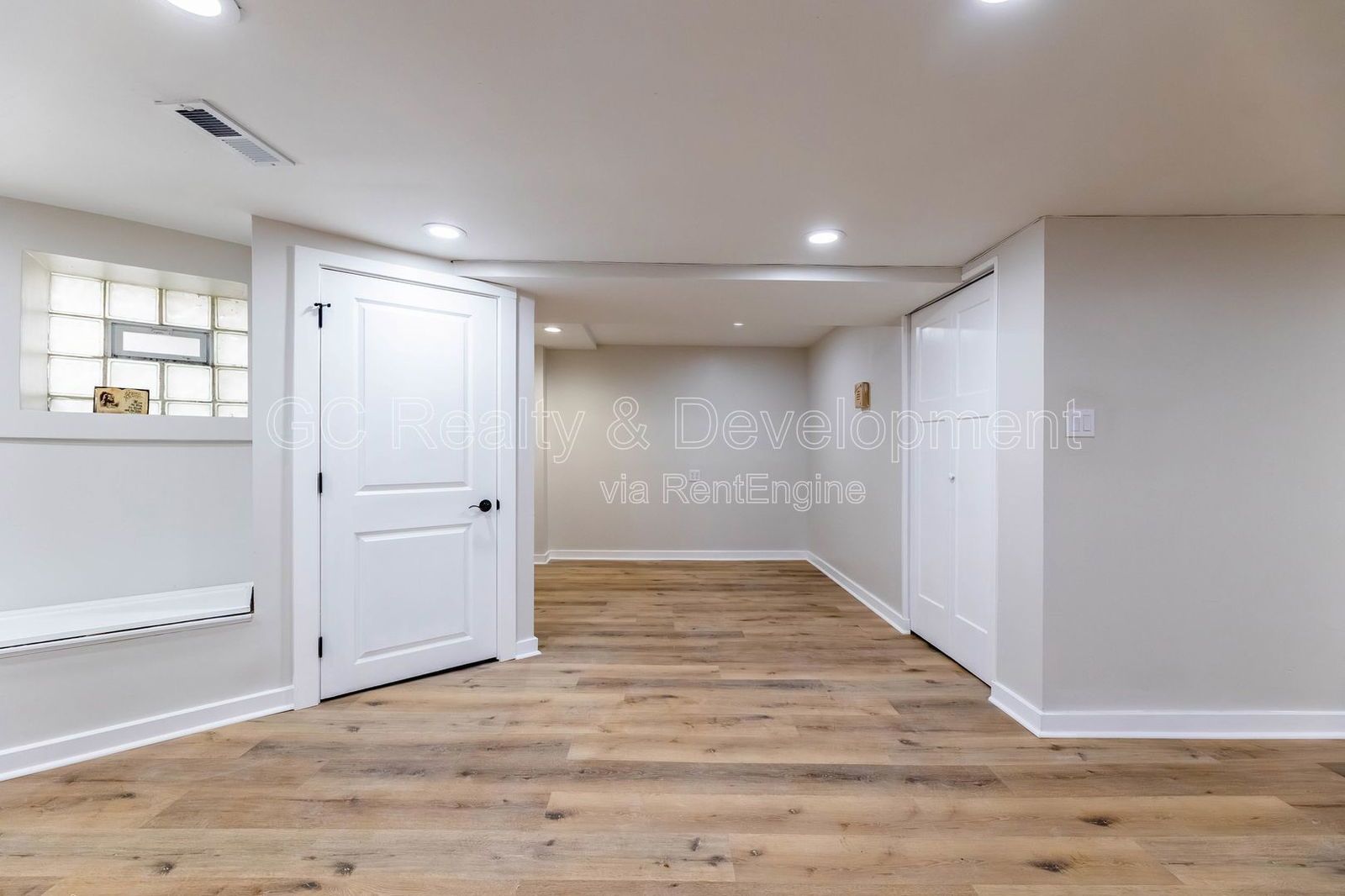 *** GUT REHAB / 2 BDRM + DEN / IN UNIT LAUNDRY / STAINLESS APPL / PAY ONLY ELECTRIC / WALK TO 43RD STATION*** property image