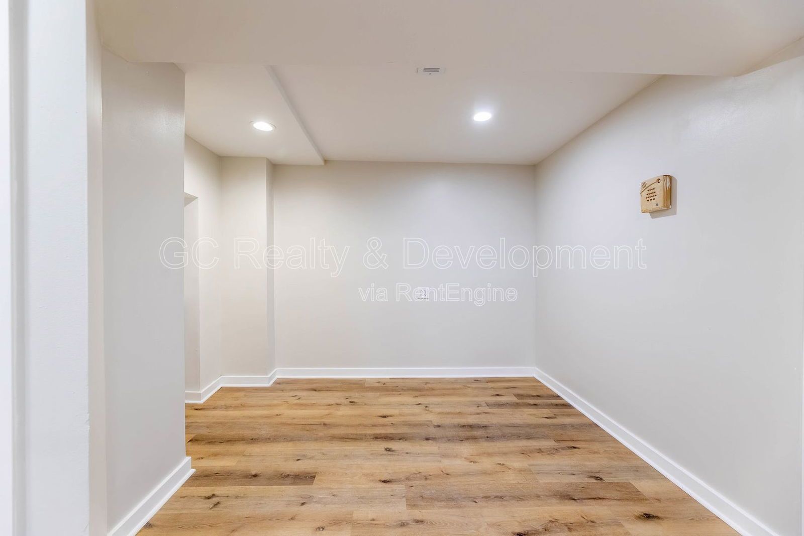 *** GUT REHAB / 2 BDRM + DEN / IN UNIT LAUNDRY / STAINLESS APPL / PAY ONLY ELECTRIC / WALK TO 43RD STATION*** property image