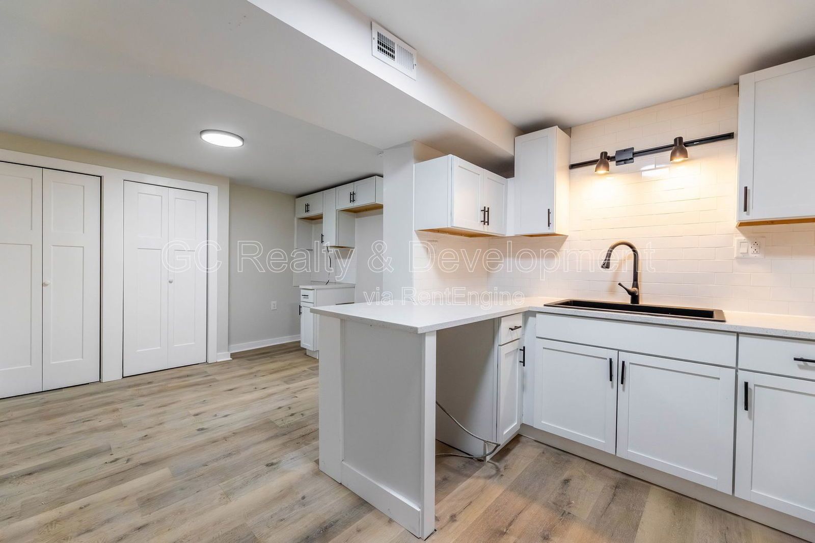 *** GUT REHAB / 2 BDRM + DEN / IN UNIT LAUNDRY / STAINLESS APPL / PAY ONLY ELECTRIC / WALK TO 43RD STATION*** property image