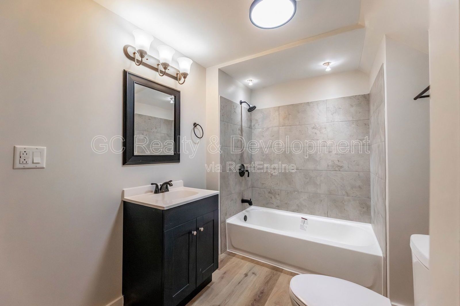 *** GUT REHAB / 2 BDRM + DEN / IN UNIT LAUNDRY / STAINLESS APPL / PAY ONLY ELECTRIC / WALK TO 43RD STATION*** property image