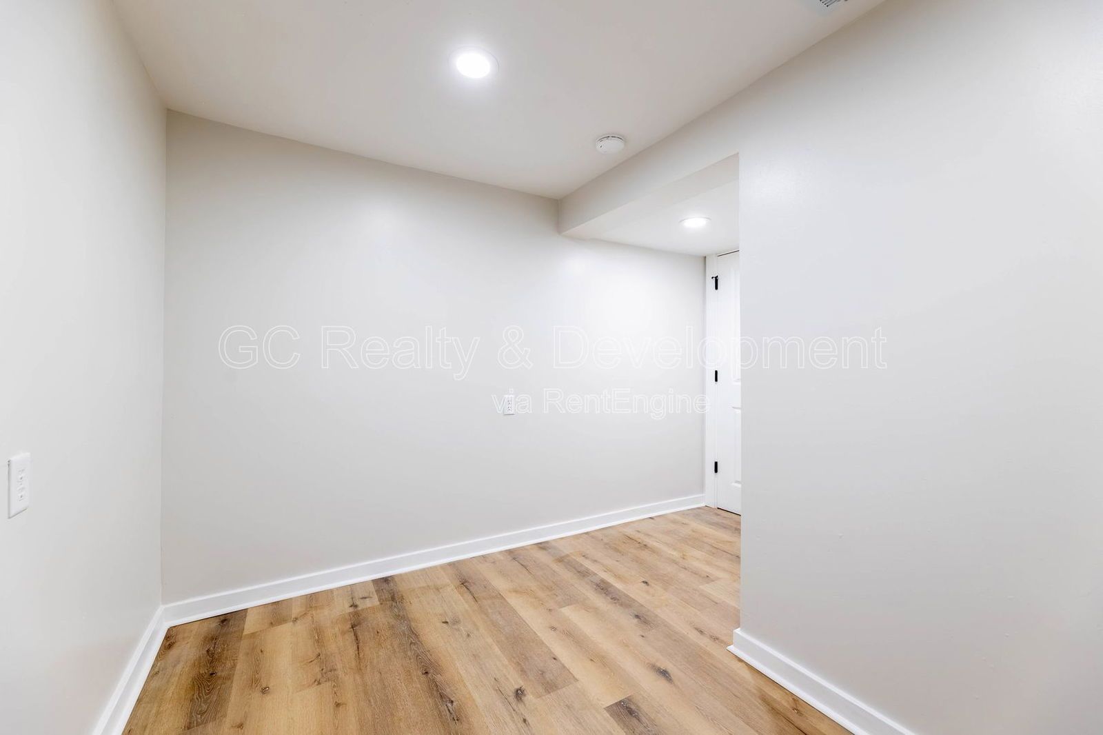*** GUT REHAB / 2 BDRM + DEN / IN UNIT LAUNDRY / STAINLESS APPL / PAY ONLY ELECTRIC / WALK TO 43RD STATION*** property image