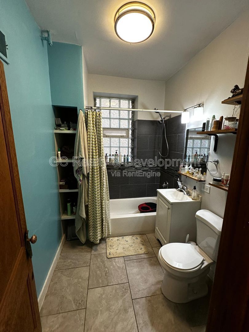 *** LITTLE VILLAGE / 1ST FL UNIT / 2 BDRM / PET FRIENDLY / HARDWOOD FLOORS / QUICK ACCESS TO TRAIN *** property image