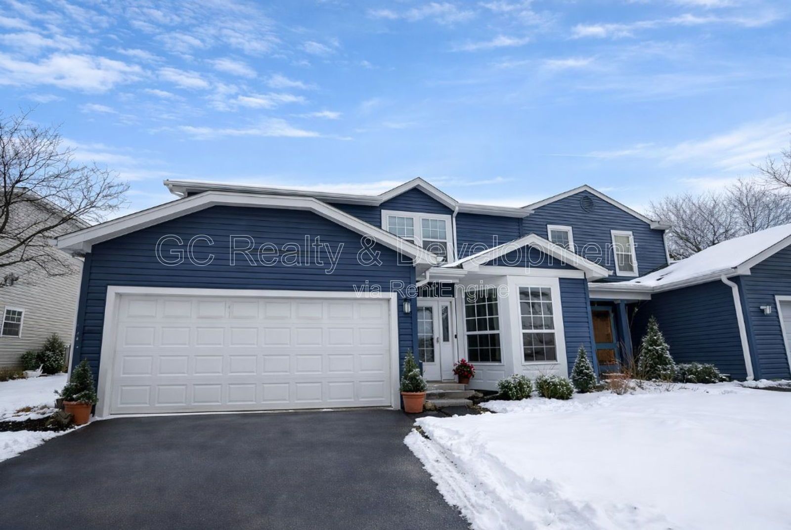 *** UPDATED 3 BDRM DUPLEX W/ 1ST FLOOR BDRM & FULL BTH / LARGE LOFT AREA / DOGS WELCOMED / FULL BSMT *** property image