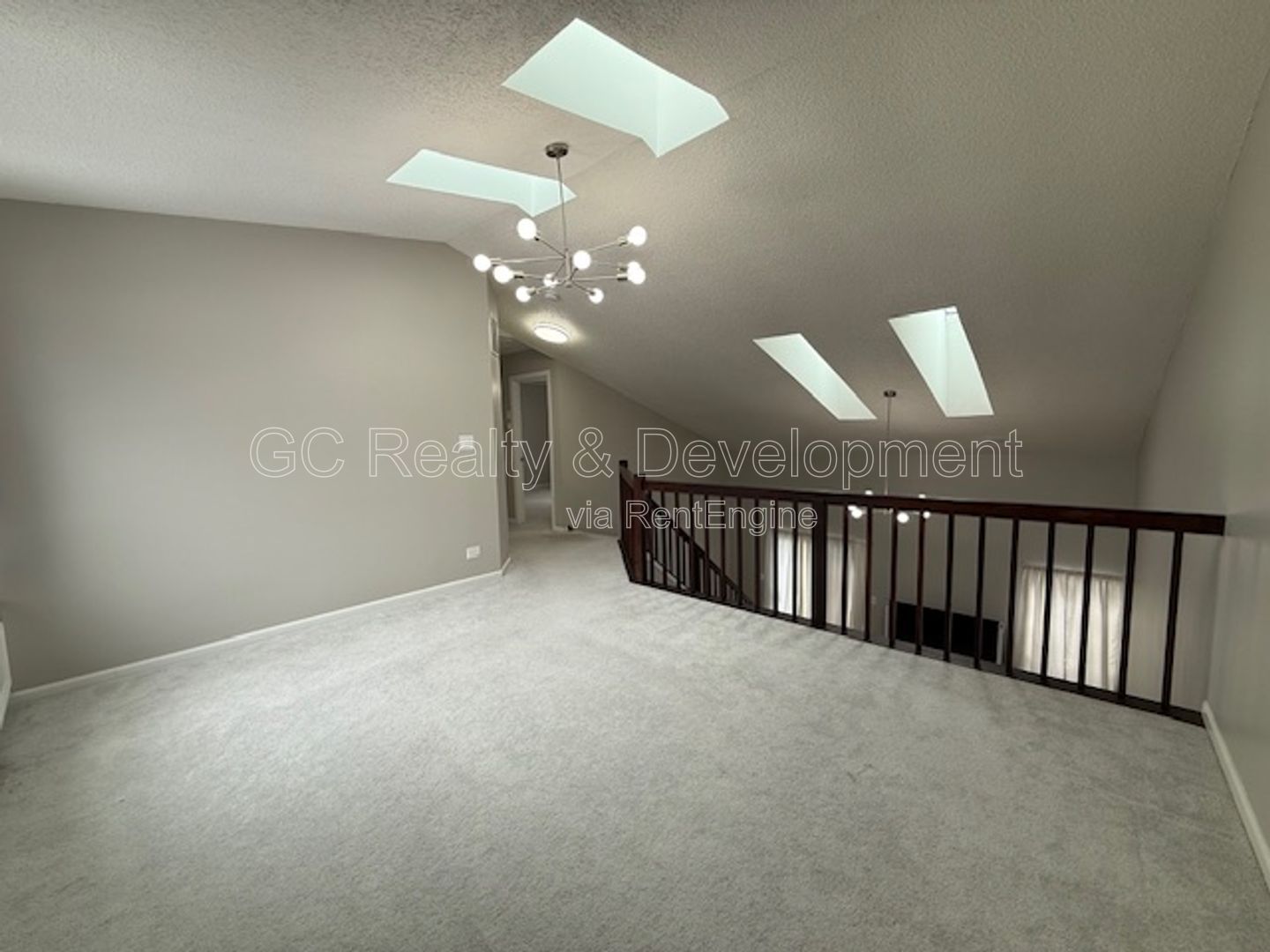 *** UPDATED 3 BDRM DUPLEX W/ 1ST FLOOR BDRM & FULL BTH / LARGE LOFT AREA / DOGS WELCOMED / FULL BSMT *** property image