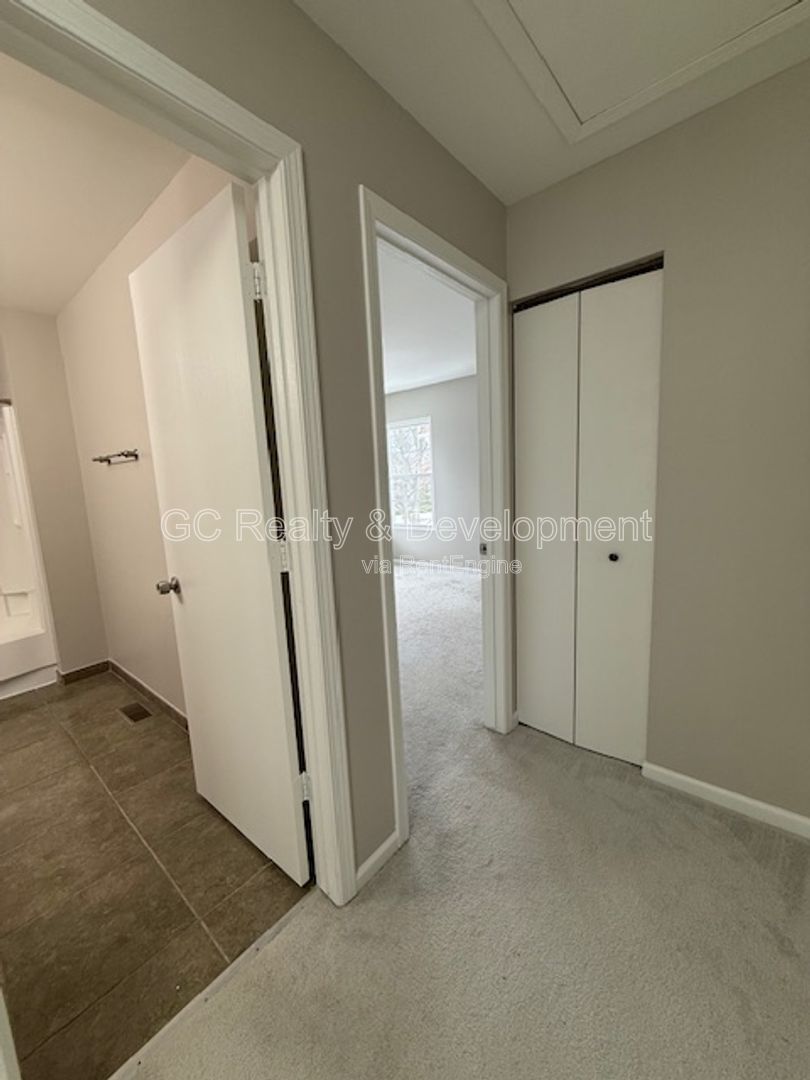 *** UPDATED 3 BDRM DUPLEX W/ 1ST FLOOR BDRM & FULL BTH / LARGE LOFT AREA / DOGS WELCOMED / FULL BSMT *** property image