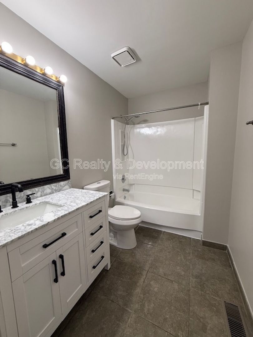 *** UPDATED 3 BDRM DUPLEX W/ 1ST FLOOR BDRM & FULL BTH / LARGE LOFT AREA / DOGS WELCOMED / FULL BSMT *** property image