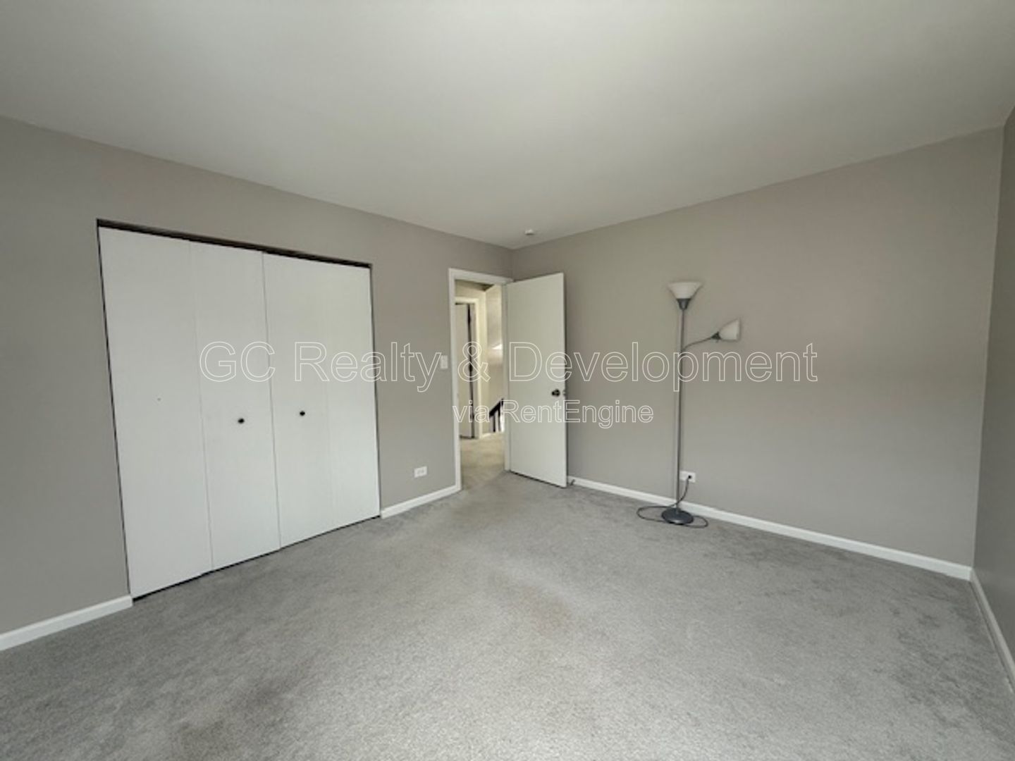 *** UPDATED 3 BDRM DUPLEX W/ 1ST FLOOR BDRM & FULL BTH / LARGE LOFT AREA / DOGS WELCOMED / FULL BSMT *** property image