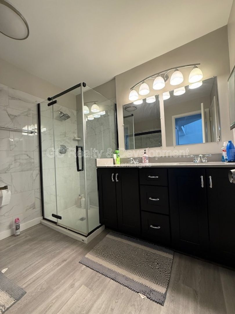 *** UPDATED 3 BDRM DUPLEX W/ 1ST FLOOR BDRM & FULL BTH / LARGE LOFT AREA / DOGS WELCOMED / FULL BSMT *** property image