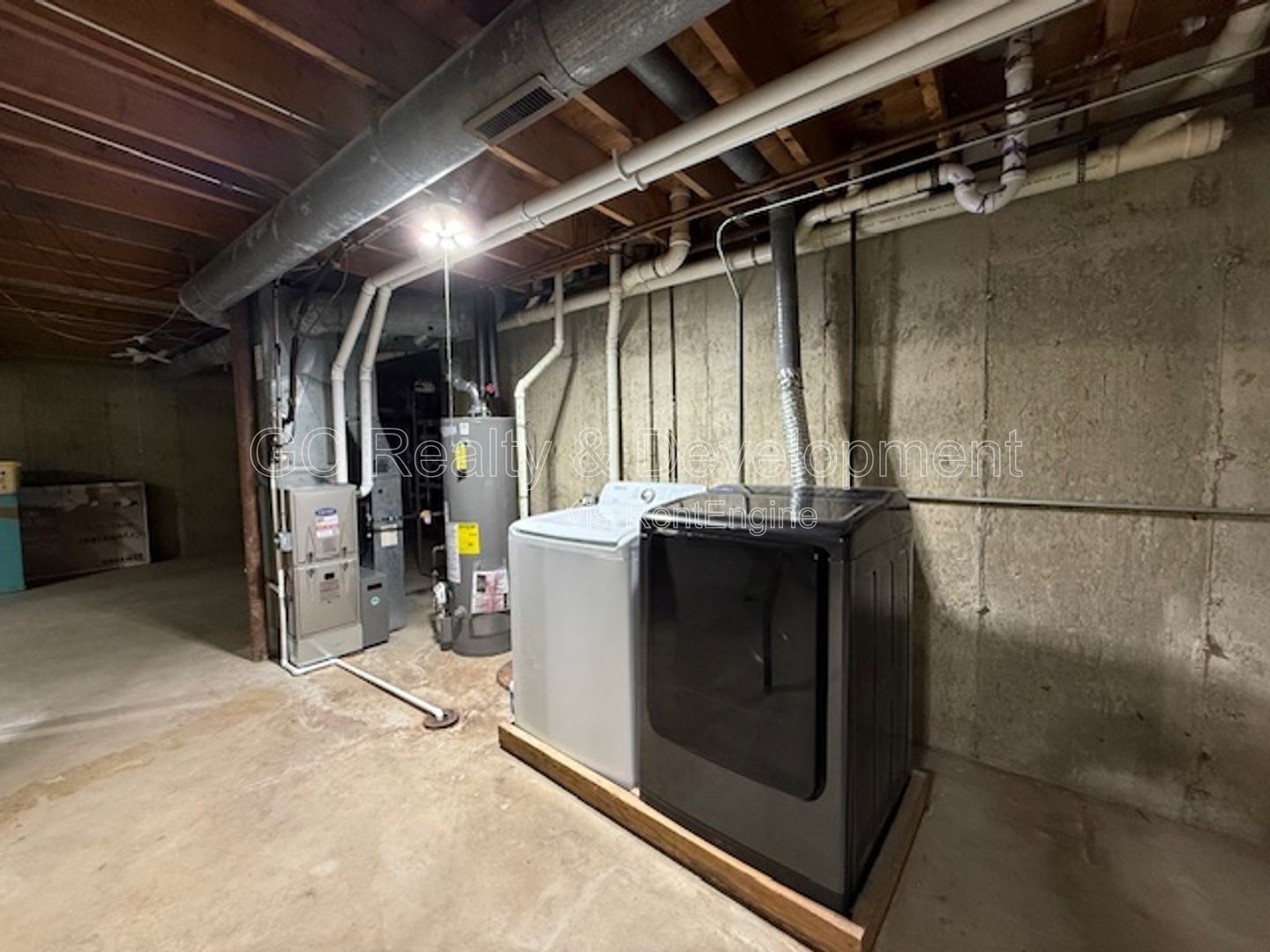 *** UPDATED 3 BDRM DUPLEX W/ 1ST FLOOR BDRM & FULL BTH / LARGE LOFT AREA / DOGS WELCOMED / FULL BSMT *** property image