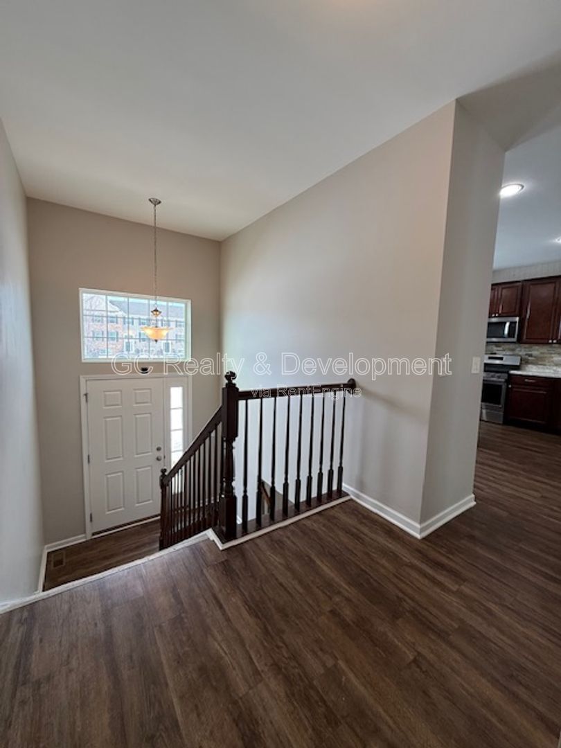 *** 3 BDRM - 2.5 BTH / NEWER CONSTRUCTION / WALK TO LAKE / GARAGE PARKING / 2000+ SQFT *** property image