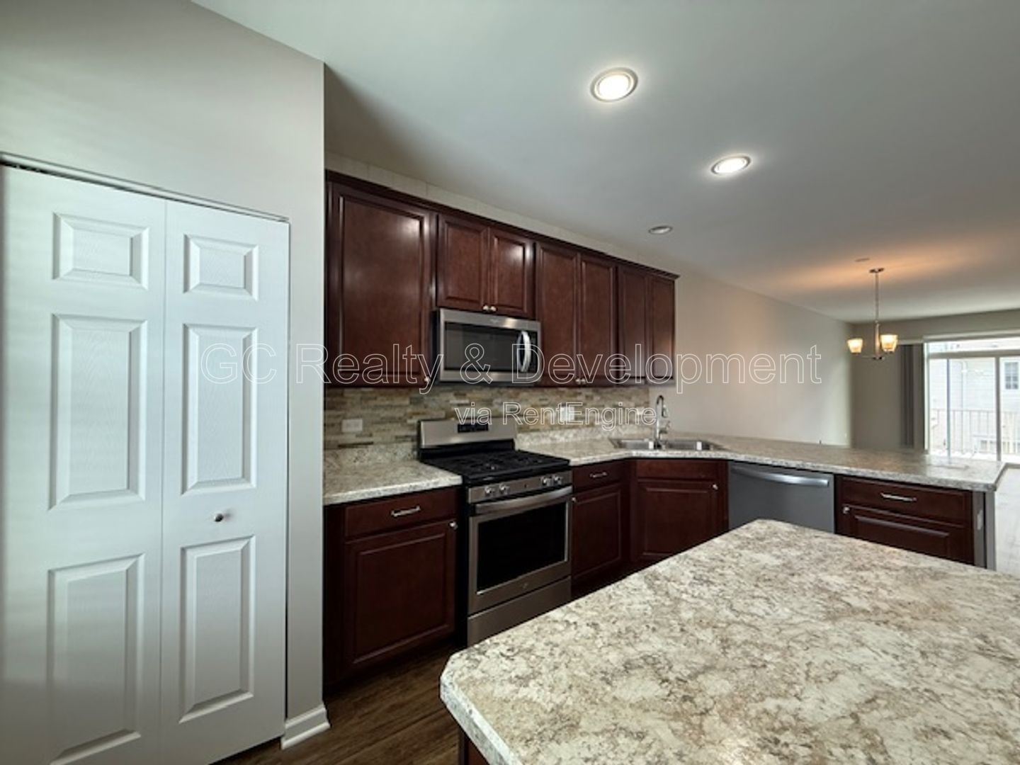 *** 3 BDRM - 2.5 BTH / NEWER CONSTRUCTION / WALK TO LAKE / GARAGE PARKING / 2000+ SQFT *** property image