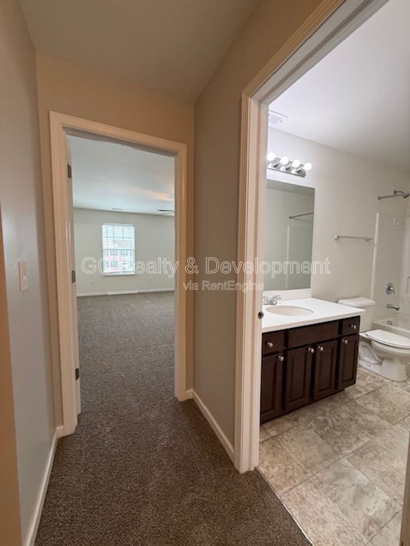 *** 3 BDRM - 2.5 BTH / NEWER CONSTRUCTION / WALK TO LAKE / GARAGE PARKING / 2000+ SQFT *** property image