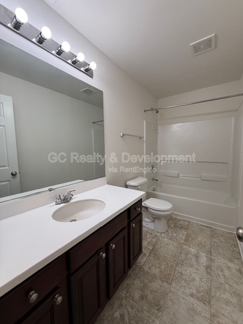 *** 3 BDRM - 2.5 BTH / NEWER CONSTRUCTION / WALK TO LAKE / GARAGE PARKING / 2000+ SQFT *** property image