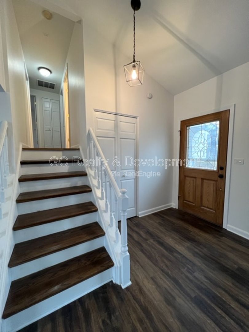 *** NAPERVILLE / 4 BDRM - 2 BTH / LARGE FENCED YARD W DECK / 2 CAR ATTACHED GARAGE *** property image