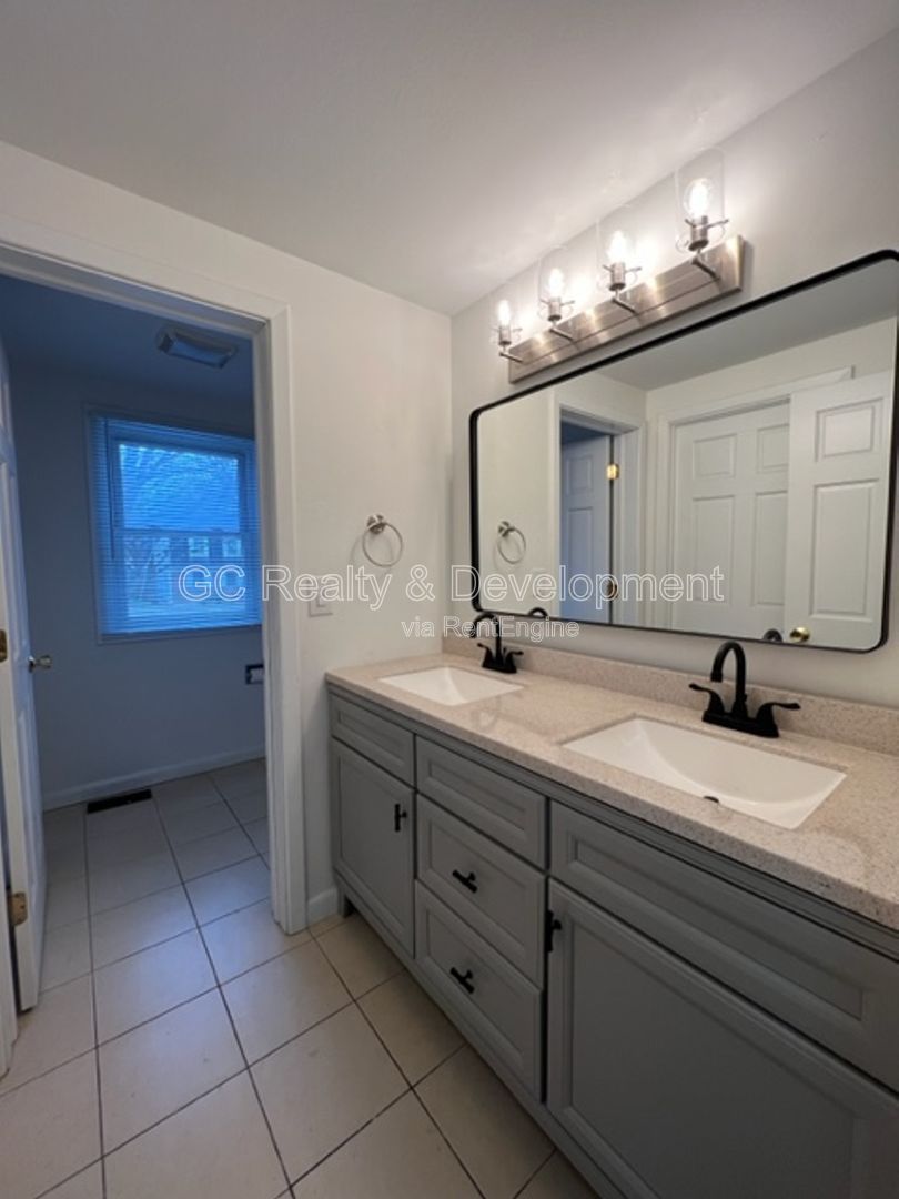 *** NAPERVILLE / 4 BDRM - 2 BTH / LARGE FENCED YARD W DECK / 2 CAR ATTACHED GARAGE *** property image