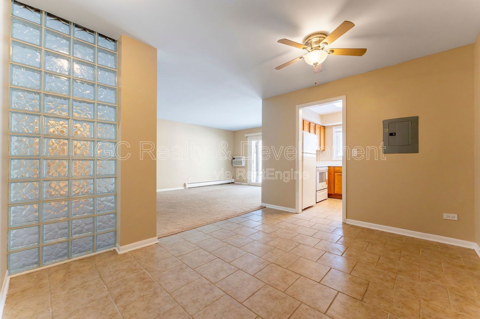 *** WALK TO METRA / HEAT INCL / PAY ONLY ELECTRIC / LAUNDRY NEXT TO UNIT / SMALL PET FRIENDLY *** property image