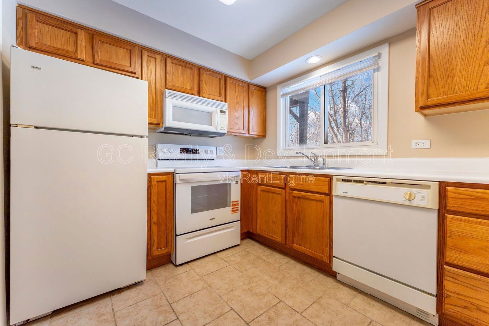 *** WALK TO METRA / HEAT INCL / PAY ONLY ELECTRIC / LAUNDRY NEXT TO UNIT / SMALL PET FRIENDLY *** property image