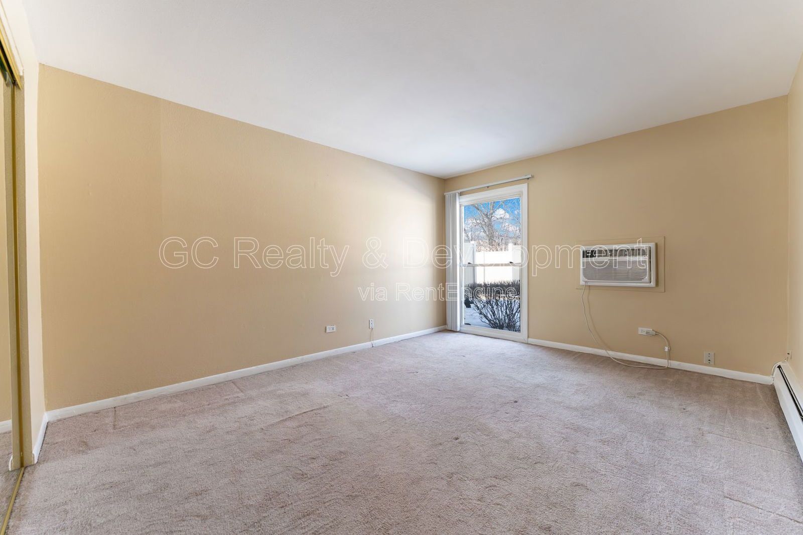 *** WALK TO METRA / HEAT INCL / PAY ONLY ELECTRIC / LAUNDRY NEXT TO UNIT / SMALL PET FRIENDLY *** property image