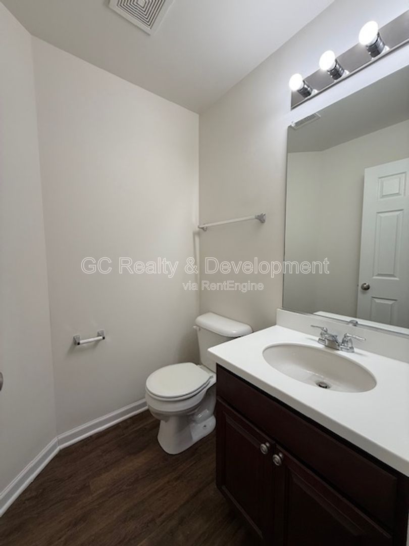 *** 3 BDRM - 2.5 BTH / NEWER CONSTRUCTION / WALK TO LAKE / GARAGE PARKING / 2000+ SQFT *** property image