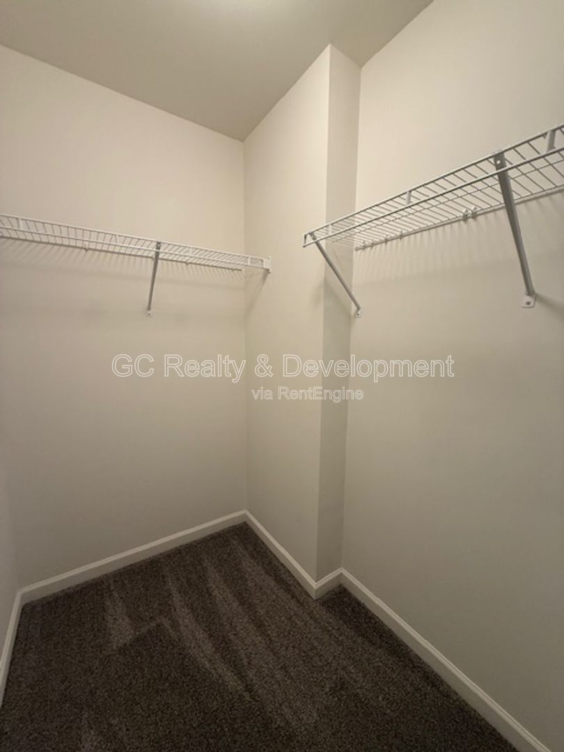 *** 3 BDRM - 2.5 BTH / NEWER CONSTRUCTION / WALK TO LAKE / GARAGE PARKING / 2000+ SQFT *** property image