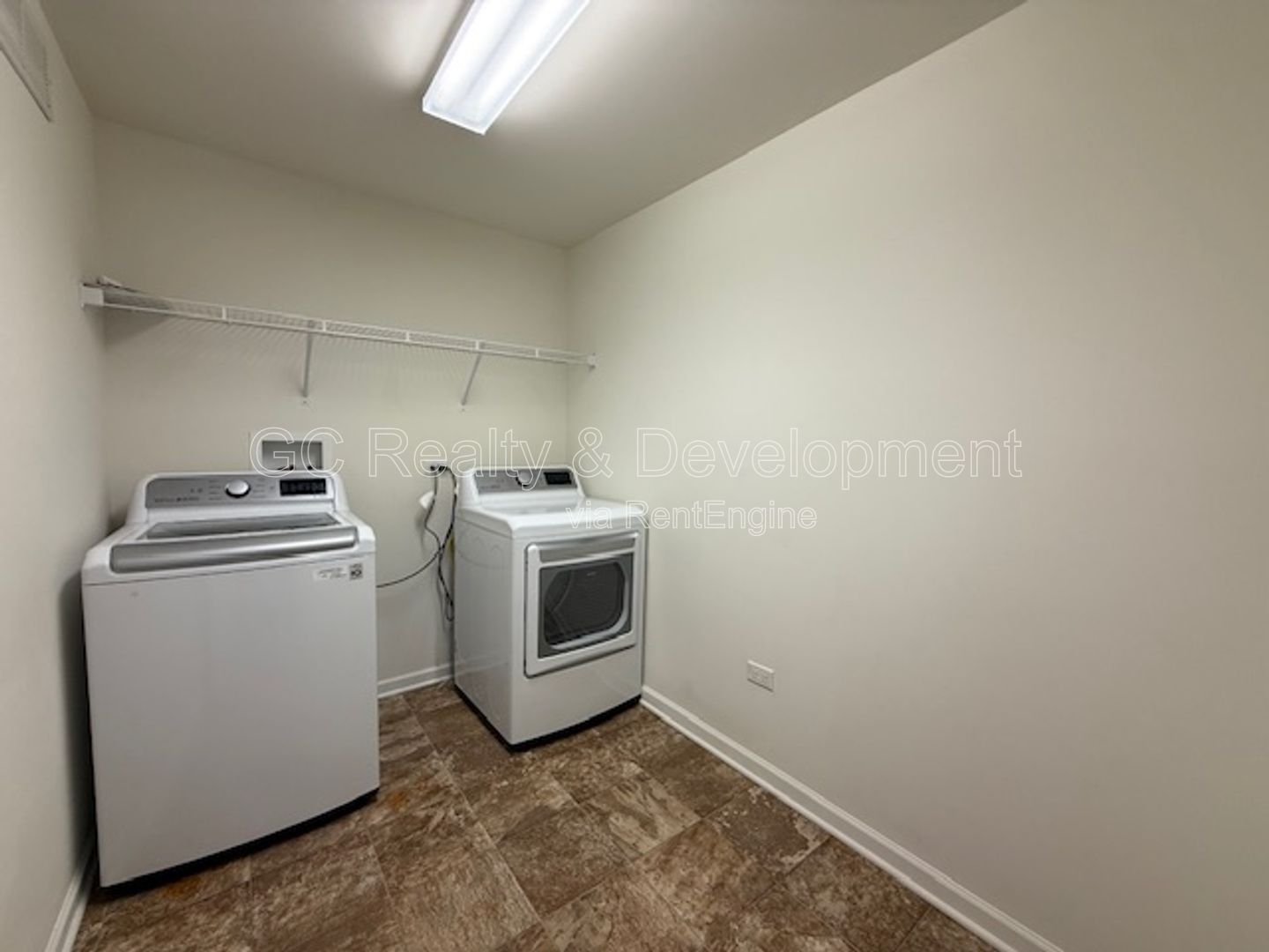 *** 3 BDRM - 2.5 BTH / NEWER CONSTRUCTION / WALK TO LAKE / GARAGE PARKING / 2000+ SQFT *** property image