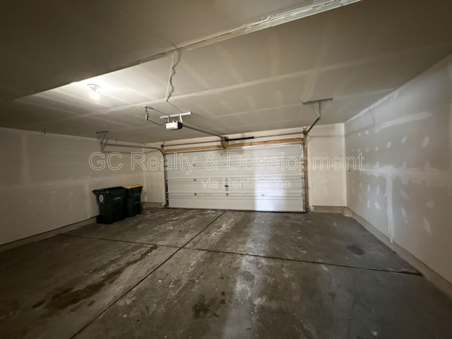 *** 3 BDRM - 2.5 BTH / NEWER CONSTRUCTION / WALK TO LAKE / GARAGE PARKING / 2000+ SQFT *** property image