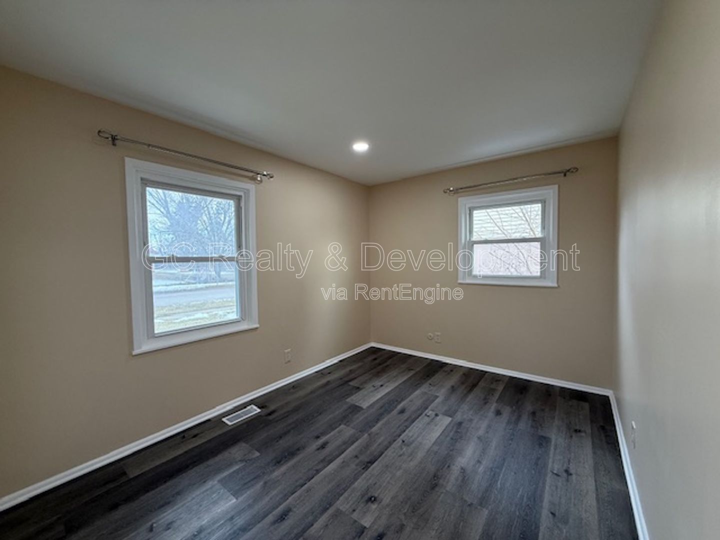 *** 3 BDRM - 2 BTH / RECENTLY UPDATED / LARGE YARD / IN UNIT LAUNDRY / CLOSE TO SHOPPING *** property image