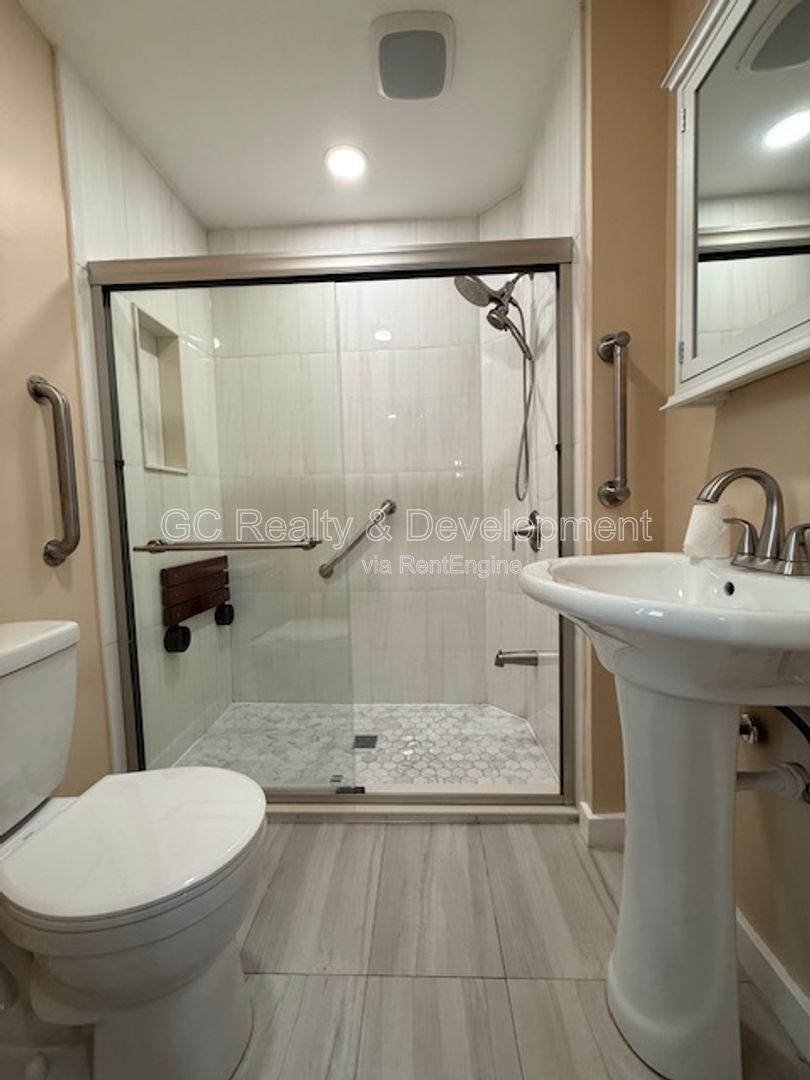 *** 3 BDRM - 2 BTH / RECENTLY UPDATED / LARGE YARD / IN UNIT LAUNDRY / CLOSE TO SHOPPING *** property image