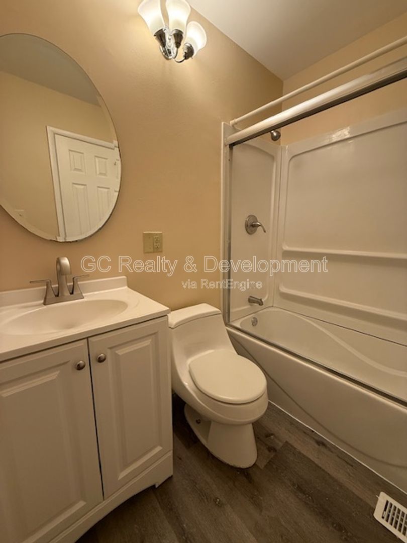 *** 3 BDRM - 2 BTH / RECENTLY UPDATED / LARGE YARD / IN UNIT LAUNDRY / CLOSE TO SHOPPING *** property image