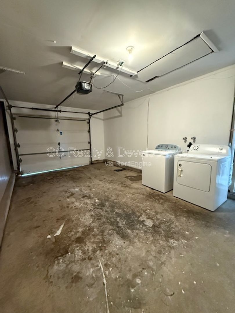 *** 3 BDRM - 2 BTH / RECENTLY UPDATED / LARGE YARD / IN UNIT LAUNDRY / CLOSE TO SHOPPING *** property image