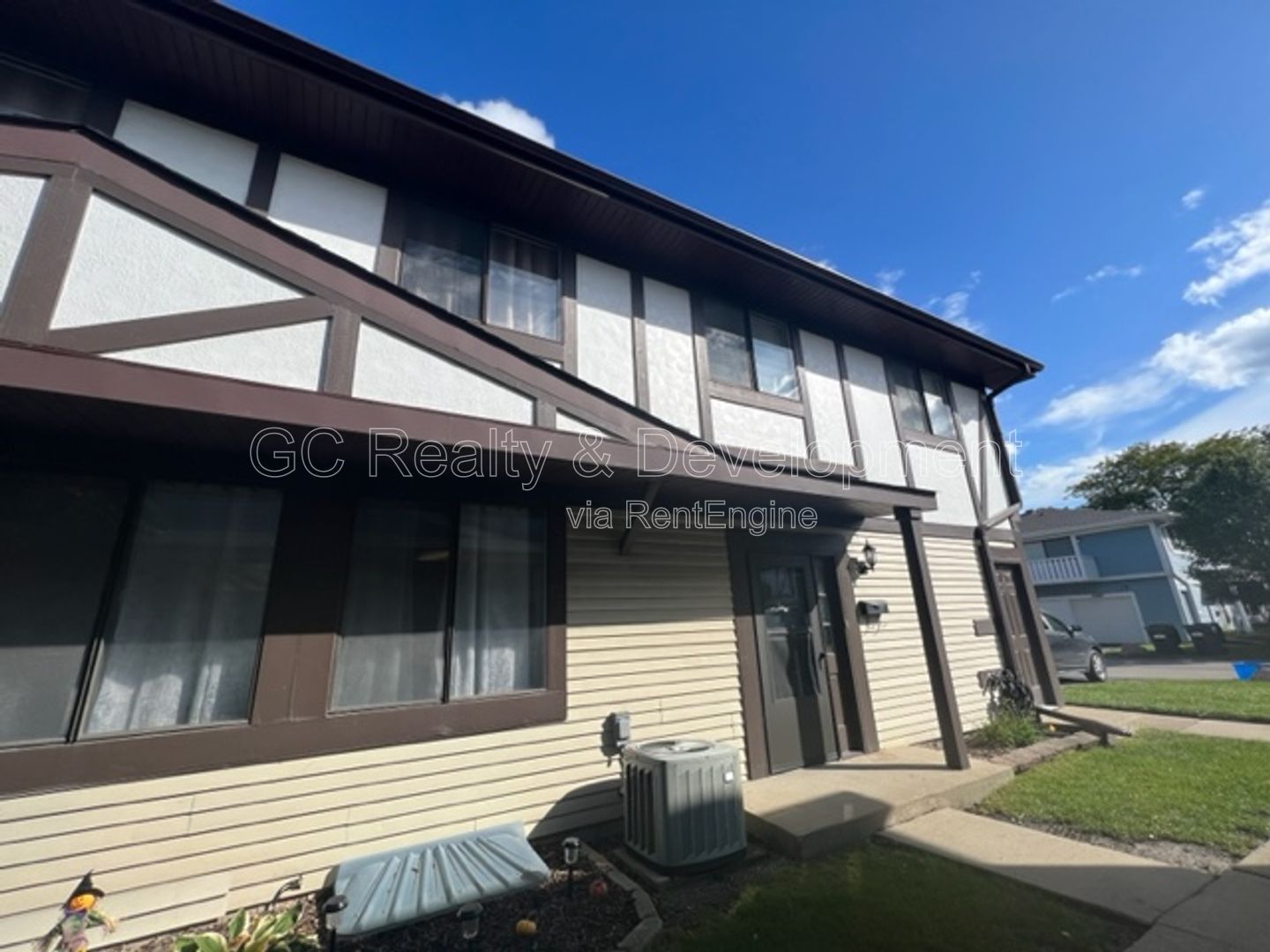 ***HANOVER PARK / 2 BDRM / APPL INCL / WOOD LAMINATE FLOORING / ATTACHED GARAGE / PRIVATE BALCONY*** property image