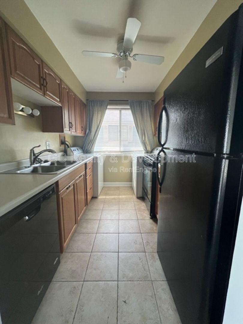 ***HANOVER PARK / 2 BDRM / APPL INCL / WOOD LAMINATE FLOORING / ATTACHED GARAGE / PRIVATE BALCONY*** property image