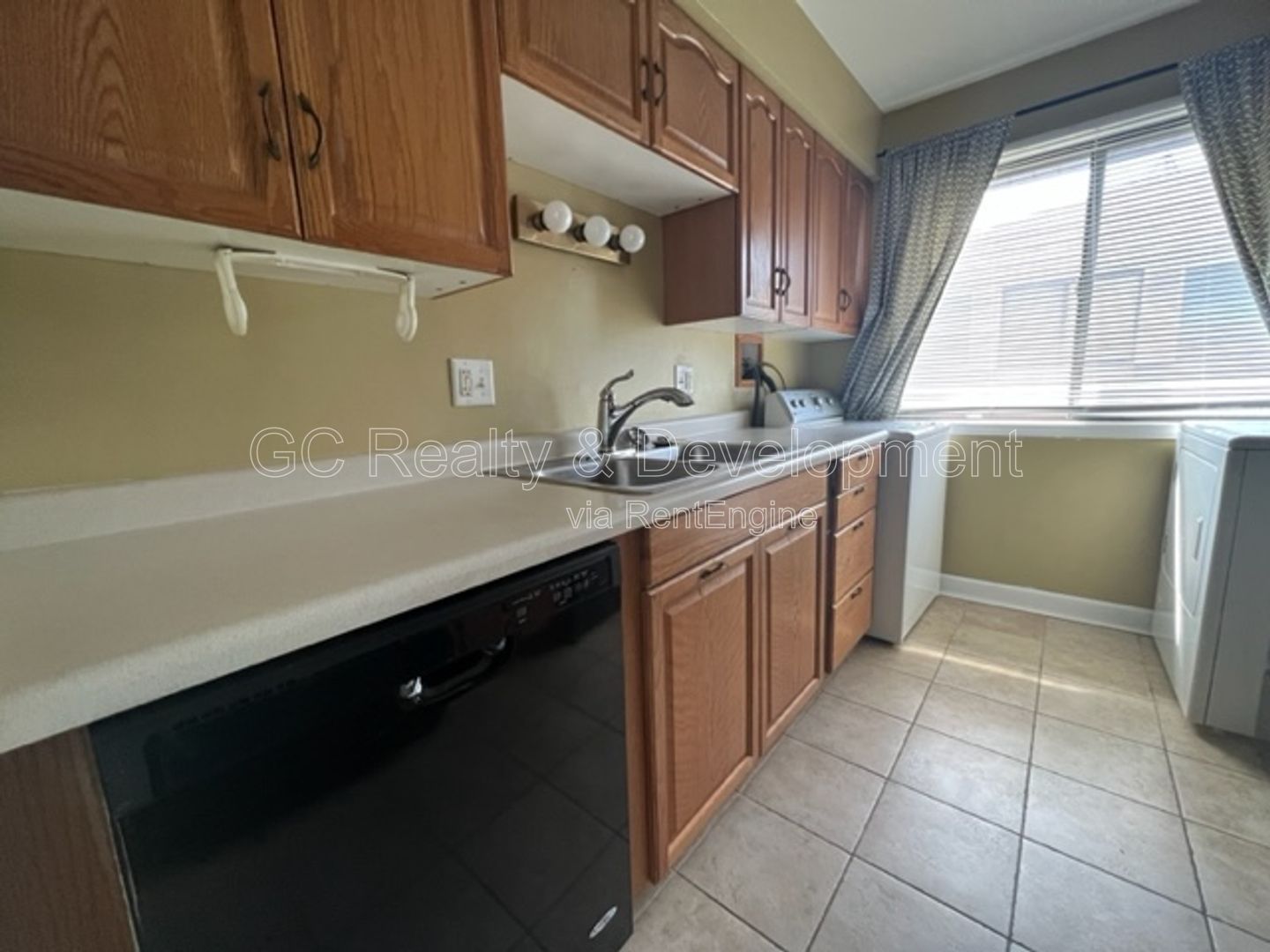 ***HANOVER PARK / 2 BDRM / APPL INCL / WOOD LAMINATE FLOORING / ATTACHED GARAGE / PRIVATE BALCONY*** property image