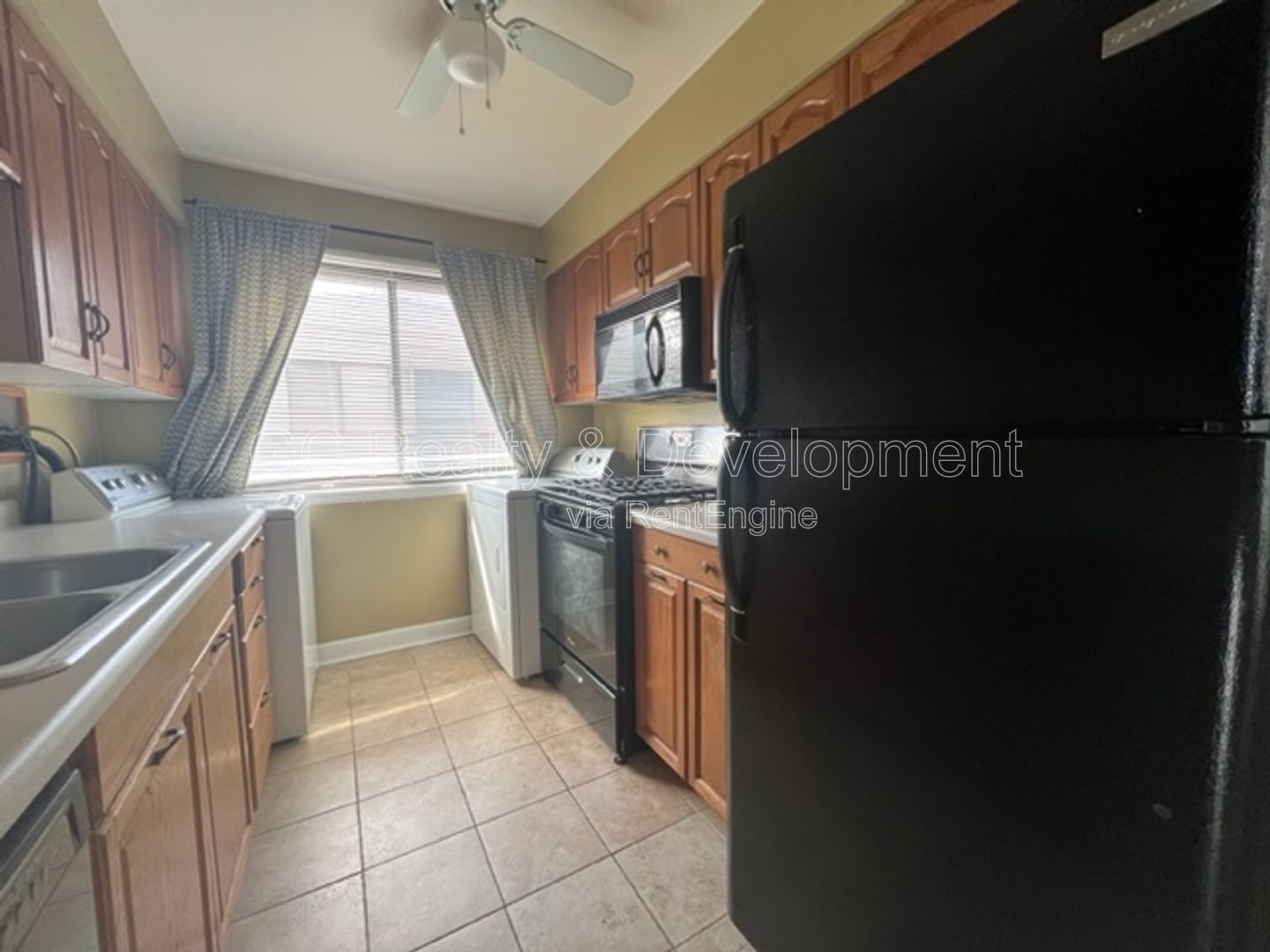 ***HANOVER PARK / 2 BDRM / APPL INCL / WOOD LAMINATE FLOORING / ATTACHED GARAGE / PRIVATE BALCONY*** property image