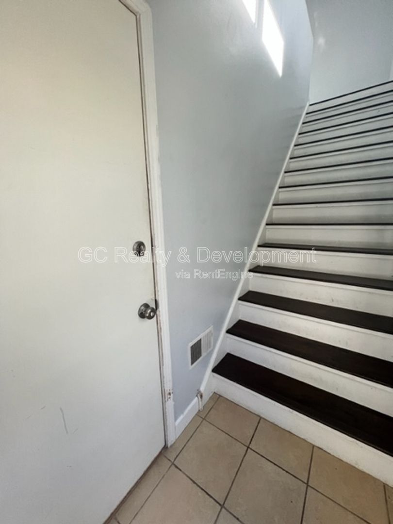 ***HANOVER PARK / 2 BDRM / APPL INCL / WOOD LAMINATE FLOORING / ATTACHED GARAGE / PRIVATE BALCONY*** property image