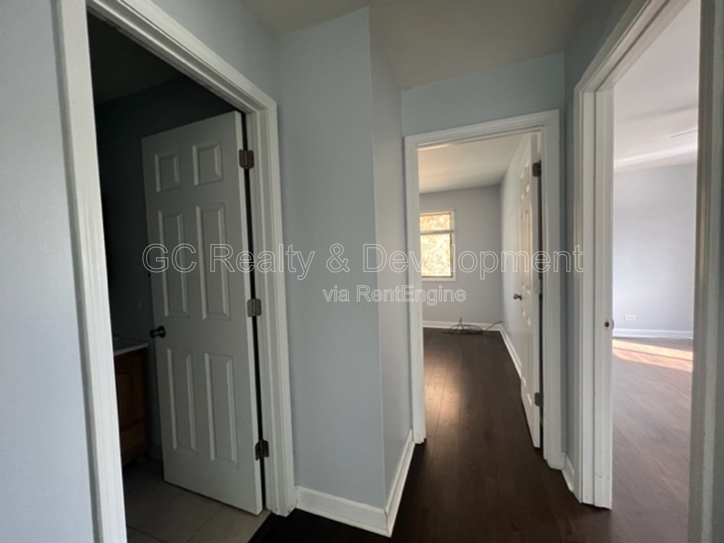 ***HANOVER PARK / 2 BDRM / APPL INCL / WOOD LAMINATE FLOORING / ATTACHED GARAGE / PRIVATE BALCONY*** property image