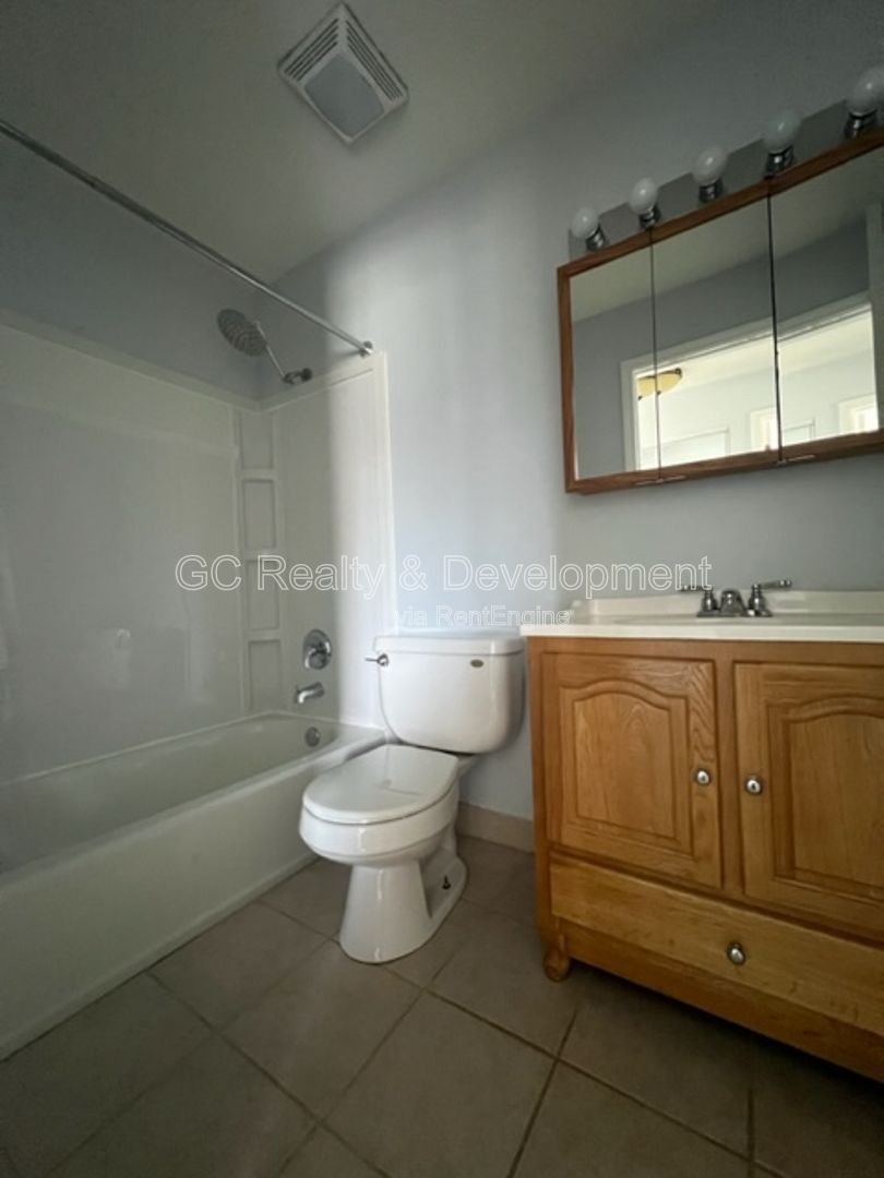 ***HANOVER PARK / 2 BDRM / APPL INCL / WOOD LAMINATE FLOORING / ATTACHED GARAGE / PRIVATE BALCONY*** property image