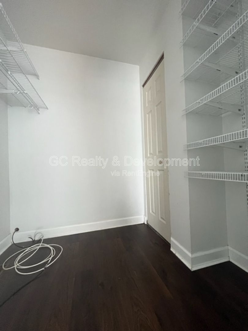 ***HANOVER PARK / 2 BDRM / APPL INCL / WOOD LAMINATE FLOORING / ATTACHED GARAGE / PRIVATE BALCONY*** property image