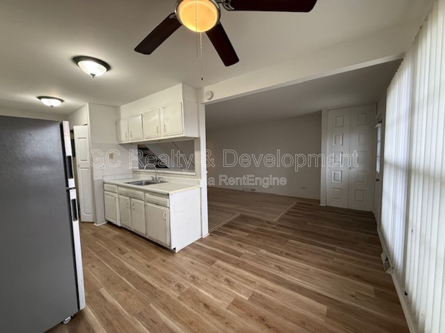 *** 2 BDRM / GARAGE PARKING / IN UNIT LAUNDRY / SS APPL / WALK IN CLOSET / CLOSE TO SHOPPING *** property image