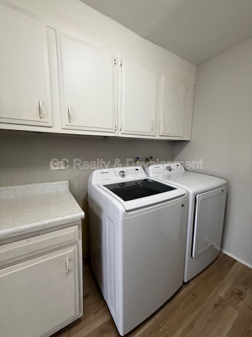 *** 2 BDRM / GARAGE PARKING / IN UNIT LAUNDRY / SS APPL / WALK IN CLOSET / CLOSE TO SHOPPING *** property image